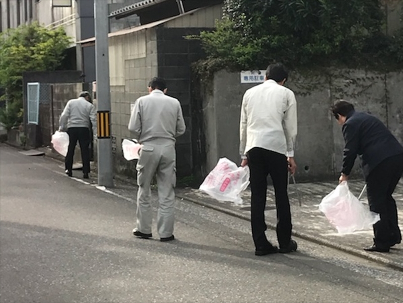 社屋周辺での清掃活動